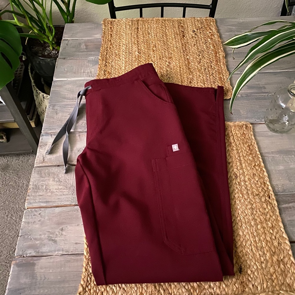 ❤️ Burgundy Figs Yola Scrub Pants